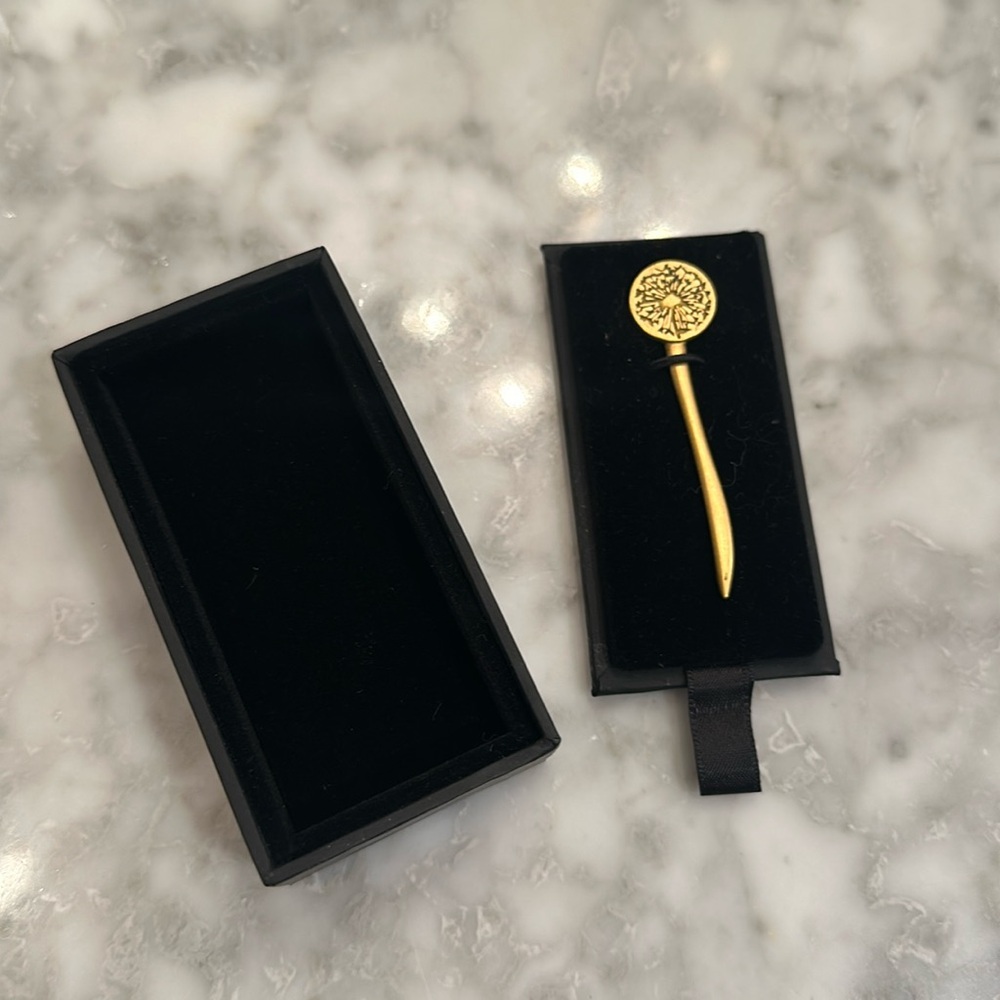 Elegant Gold Skincare Tool
